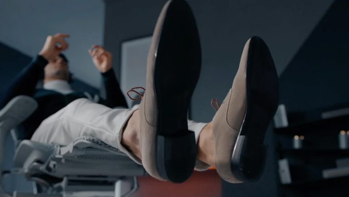 Feet on legrest 1